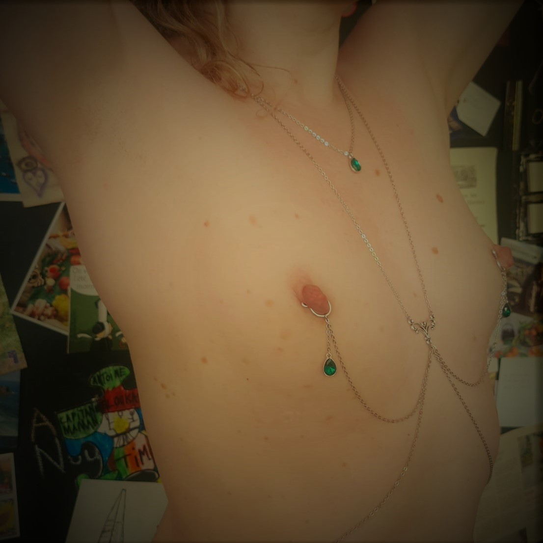 Bijoux de corps sexopepite - Colliers de seins et de buste créés et faits main par Laure Bouquery sexologue et love coach à Bruxelles