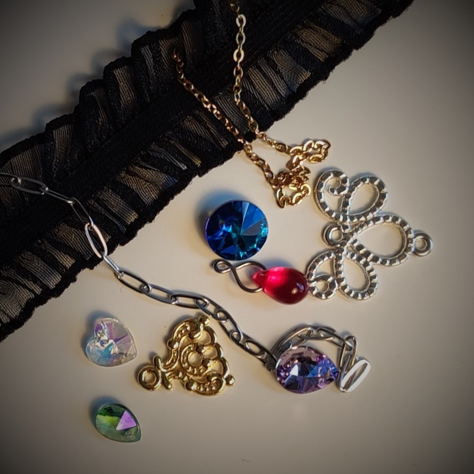 Bijoux de corps sexopepite - autres bijoux créés et faits main par Laure Bouquery sexologue et love coach à Bruxelles